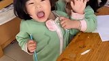 双胞胎姐妹的相爱相杀，扯衣服薅头发，通通不在话下