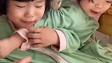 双胞胎姐妹的相爱相杀，扯衣服薅头发，通通不在话下