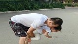 长在爸爸身上的小朋友，粘着都不松手，真是服了！