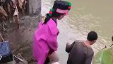 父亲为防止女儿弄湿嫁衣，驮起女儿趟河而过身后跟着嫁妆