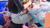 全厂就厂花工资最高，看她干活还没我干得好呢，这是为啥啊