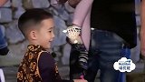 陈小春戴面具被头上的发卡卡住，小山竹直接飚东北音“唉呀妈呀”