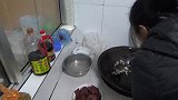 给父母改善，海鲜大汉脚配2菜，第一次吃真稀罕，儿子做啥暖心事
