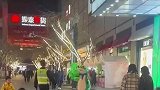 青蛙人偶售卖小青蛙，被巡查的工作人员没收