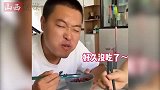 男子不想刷碗向丈母娘告状，丈母娘提着擀面杖走出房间，结局亮了