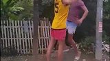 小伙虚晃一招，把花式篮球拿捏的死死的。