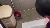 儿媳妇看到婆婆用手洗厕所
