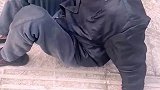 路上看到一位老人在地上用手撑着地屁股挪动着往前行