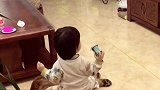 小宝贝左摇右晃的样子，真的超级可爱
