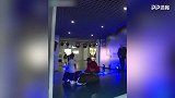 大写的尴尬！牵手球童临时怯场 小德送礼物安抚失败独自上场