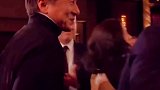 成龙 获奥斯卡终生成就奖，一众好莱坞演员全体起立祝贺。大哥用了56年时间，全身受伤无数，才获此殊荣，实至名归