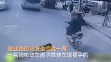 郑州一男子骑车时玩手机险丧命 后车司机神反应救人