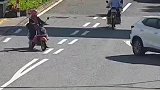老人骑车横穿三车道，险象环生