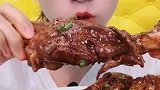 美女吃羊腿，看着真带劲，吃法太豪爽了！