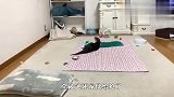 水獭口渴了，推着碗到主人跟前讨水喝，太聪明了吧