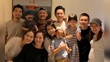 余文乐陪爱妻回娘家，单手抱娃爸爸力十足，穿亲子装出镜笑容满面