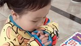 小宝宝在干嘛呢，样子真的好呆萌呀