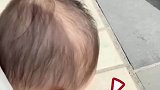 小朋友抓起蚯蚓就往嘴里送