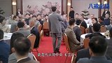 首领请大家吃红烧肉，自己却吃辣椒，看哭了