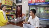 美女买零食，被小偷跟踪后让老板识破了，过程真是逗
