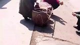 老伯用竹篮装鱼被路人发现