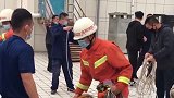 惊险!河南3名男童顺空调管道爬下楼 被困33楼墙外