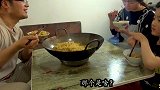 大sao开小灶吃海鲜焖面，一斤海参加大蒜，这顿吃的很奢侈