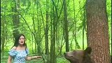 小姐姐和熊一起拍照，露出了尴尬又不失礼貌的微笑