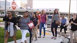 男子伪装成树人恐吓路人，路人纷纷被吓