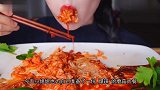 美女极限挑战“爆辣”蘑菇，一口下去超过瘾，小编却看得胃疼了