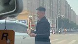 男子买奶油草莓塔送女友