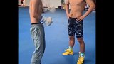 抗击打训练，体育生拳击直锤肚子都快被虐哭了！