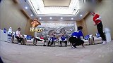 王嘉尔花式撕鹿晗名牌，不料却被鹿晗抢先撕掉