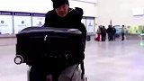 84岁老人推着轮椅，买站票去探望生病的老伴