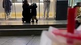 女生喝蜜雪冰城在门口等男朋友买古茗回来：哥和你心连心你给哥玩心眼子