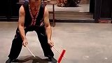 师傅展示非遗打花棍，节奏感十足
