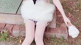 白色棉质丝袜是00后的最爱，可爱带着轻熟美