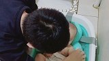 看了爸爸给小宝宝洗澡的画面，感觉爸爸这是要掐死宝宝啊，好搞笑