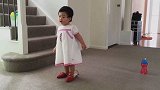 2个小女娃偷玩妈妈口红 下一秒她们的脸成这样了