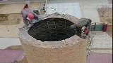 身上若无千斤担，谁拿生命赌明天，站在高空中拆墙危险相当大！