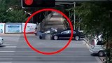 三轮车闯红灯撞上宾利 交警：三轮车过失大 或面临50万元赔偿
