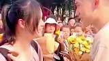 男生在校门口向女生表白，妈妈亲眼目睹女儿被求爱