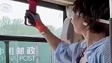 真正遇到危险时，要找个聪明人拿锤子，否则全车给她陪葬！