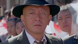 小男孩贪玩放鞭炮，哪料小鬼子不当回事，没想到下一秒鬼子被炸惨