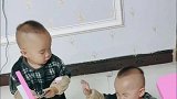 双胞胎弟弟抢不过哥哥就放声大哭，弟弟不吃这一套，无赖啊