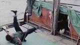恶霸拔手榴弹想同归于尽，怎料炸弹在水里还能炸，质量真好