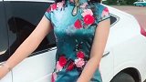 最近很火的美女，搭配印花旗袍，魅力势不可挡！