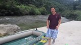 玉平跟兄弟漂流抓鱼玩疯了，晚上美女来家做客 一大盆河鲜吃过瘾