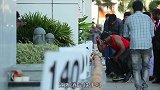 男子一分钟敲碎140椰子，椰子脆的像鸡蛋，这手可能铁打的