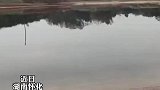 水库抽水露出泥地男子找到2年前坠落的无人机